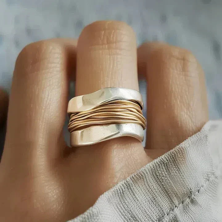 Bague en argent avec des fils dorés