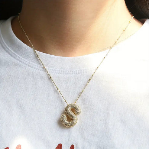 Collier avec initiale en lettres bulle