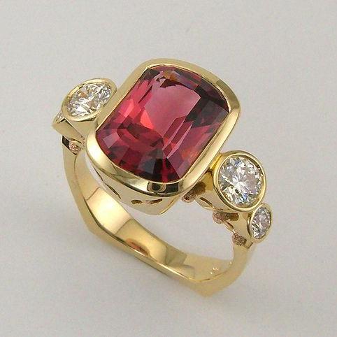 Bague en Or avec Zirconia en Verre Rouge Vintage