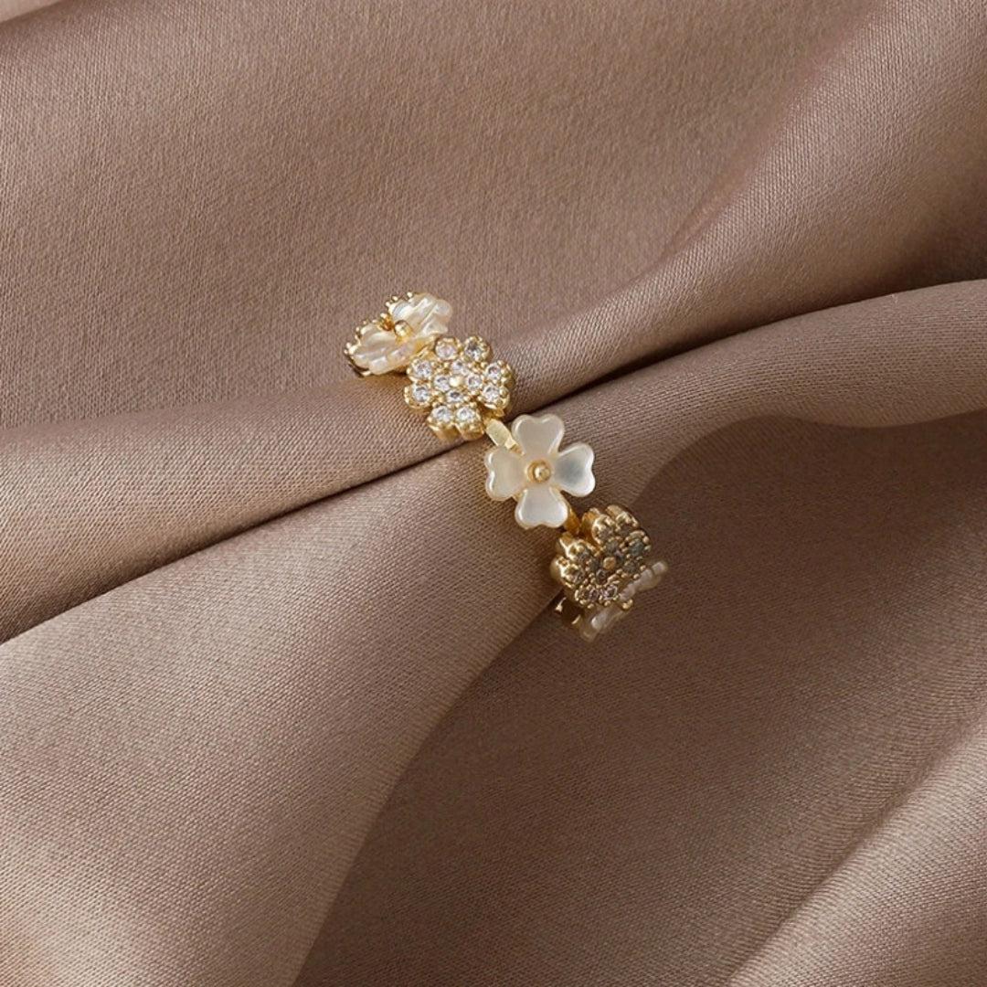 Bague en or ajustable avec fleurs blanches et zirconium