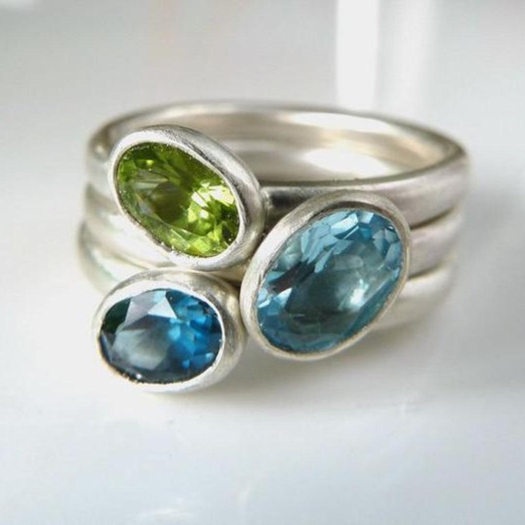 Bague en argent avec zircone ovale incrustée vintage