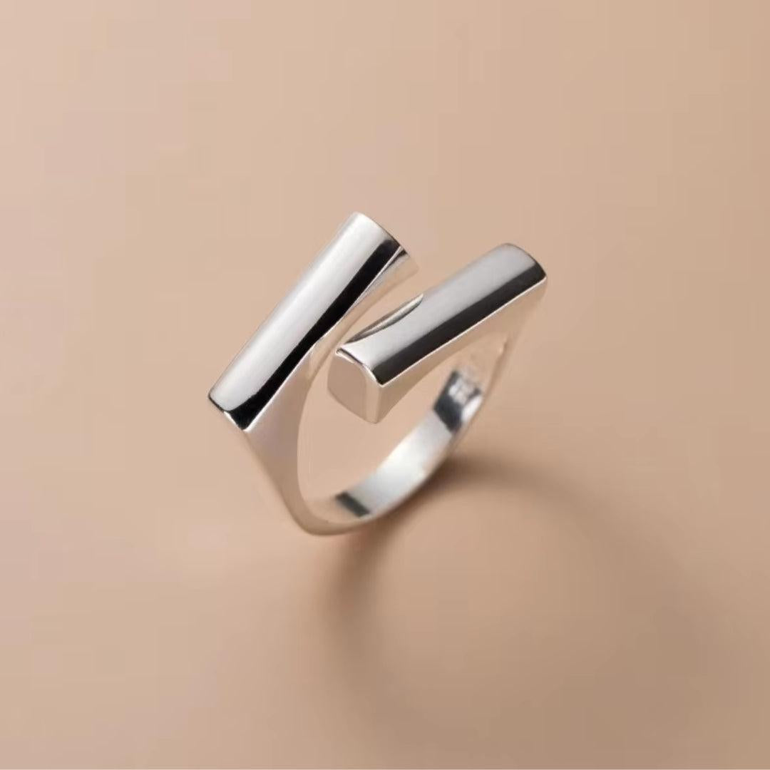 Bague géométrique simple avec tresses lisses
