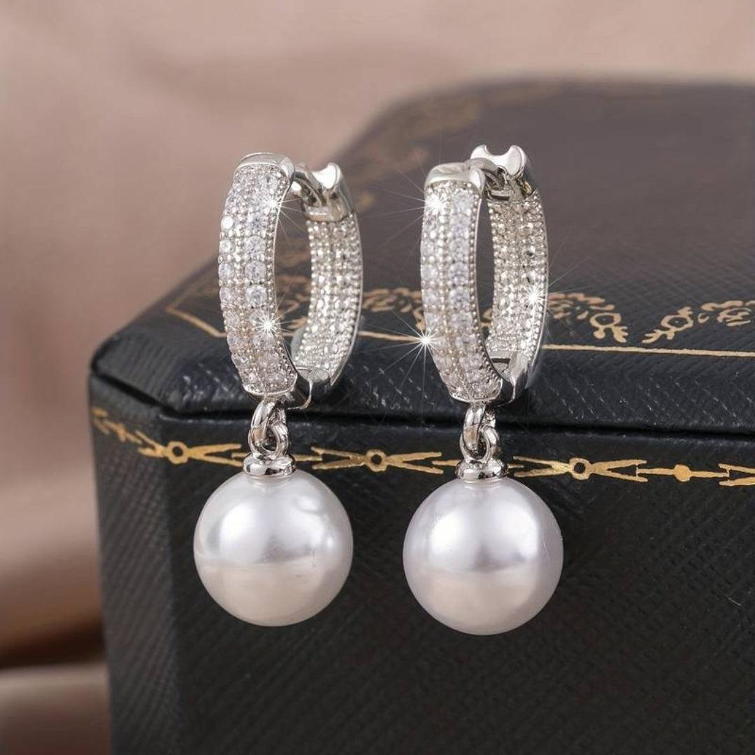 Boucles d'oreilles élégantes avec des perles brillantes en argent