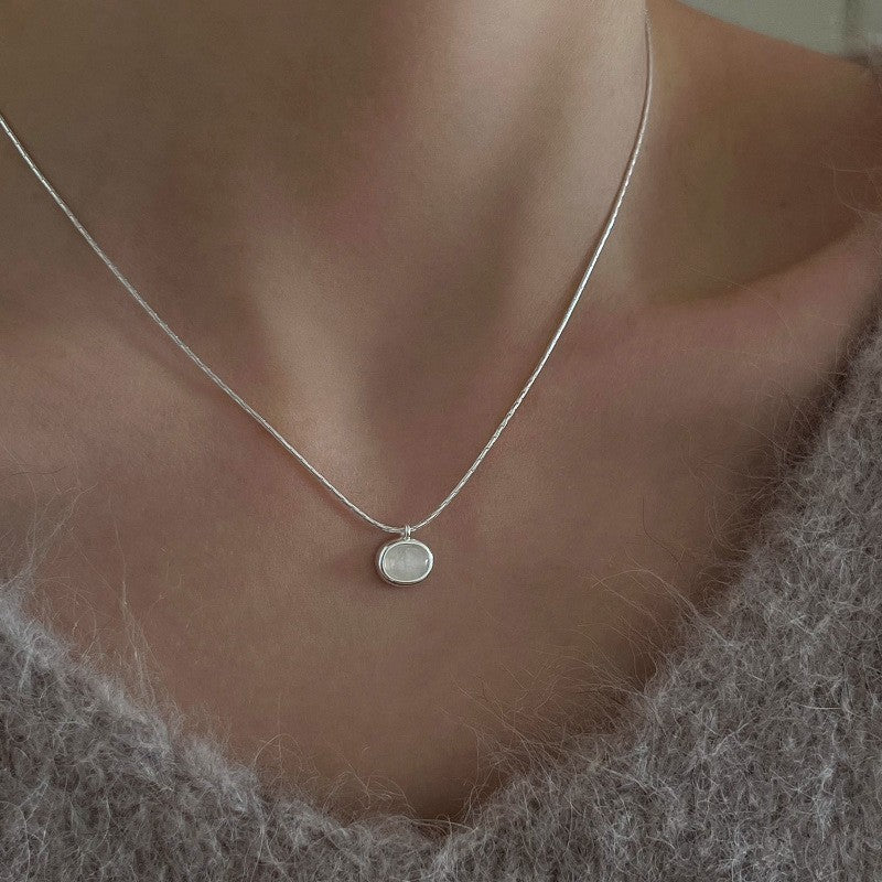 Collier pendentif solitaire classique en argent
