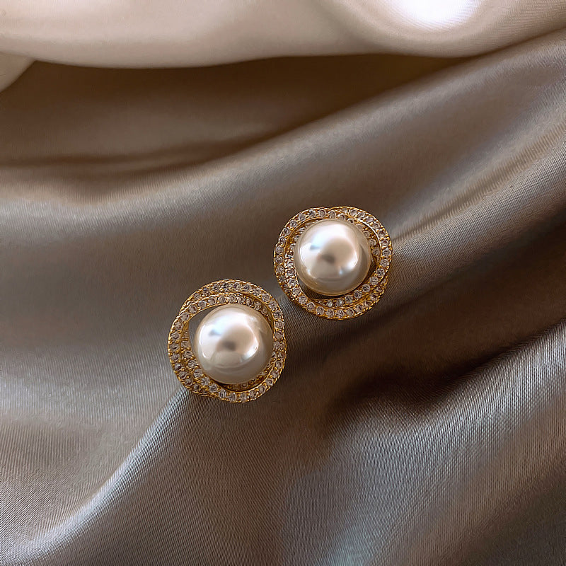 Boucles d'oreilles élégantes en perles ornées de diamants