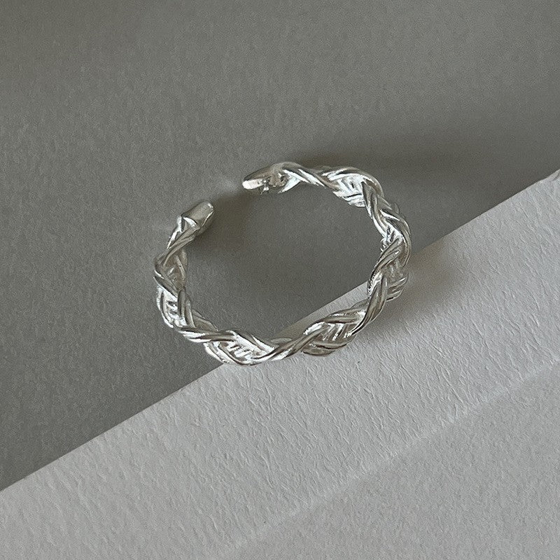 Bague en argent tressé avec un design élaboré