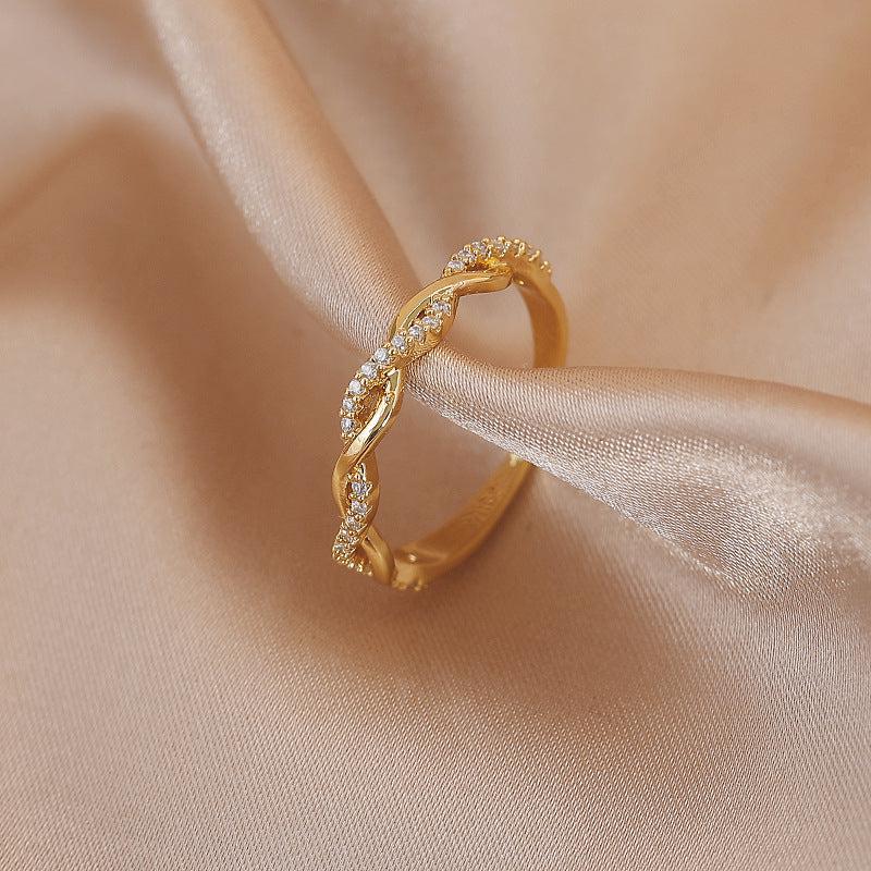 Bague ajustable avec des pierres de zirconia tressées dorées