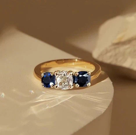 Offre 1+1 : Bague de mariage en or avec trois pierres en saphir blanc et bleu taille coussin pour femmes + Collier en or avec saphir blanc taille ronde