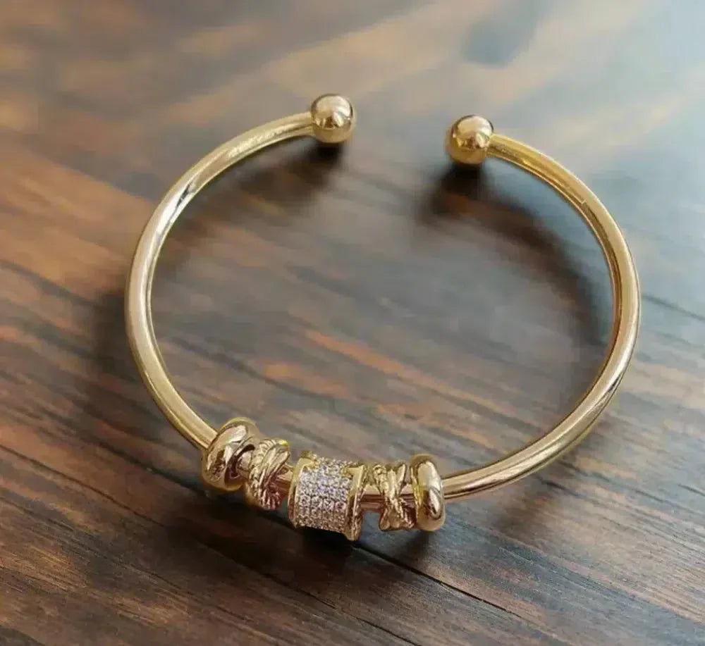 Bracelet ajustable avec des charms dorés