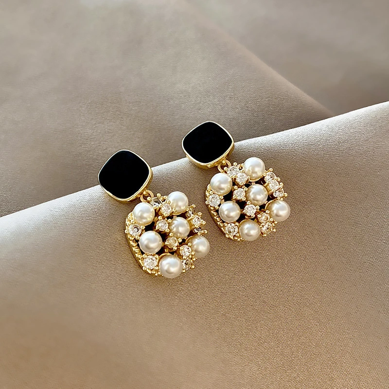 Boucles d'oreilles en perles avec opale noire en or
