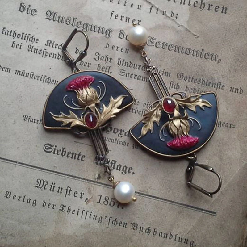 Boucles d'oreilles bohèmes avec perles et cristal rouge