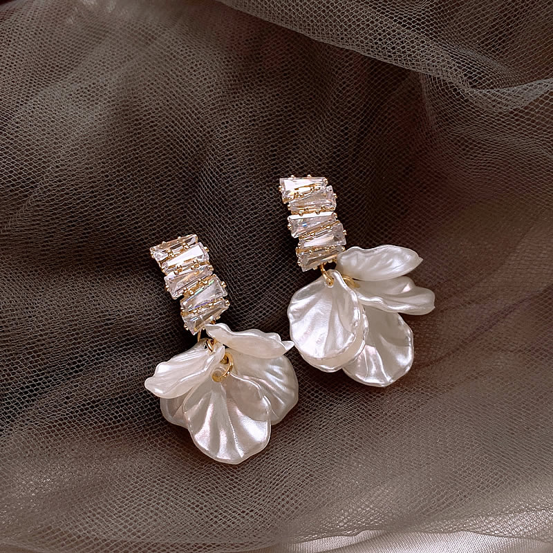 Boucles d'oreilles élégantes en or et blanc en forme de pétale