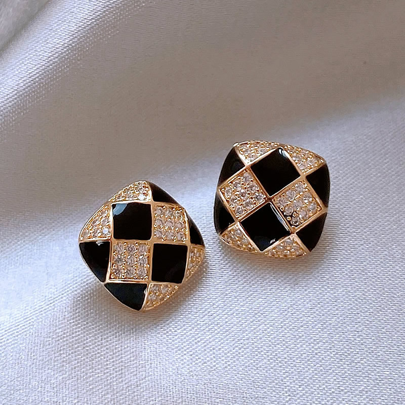 Boucles d'oreilles élégantes et brillantes en émail noir