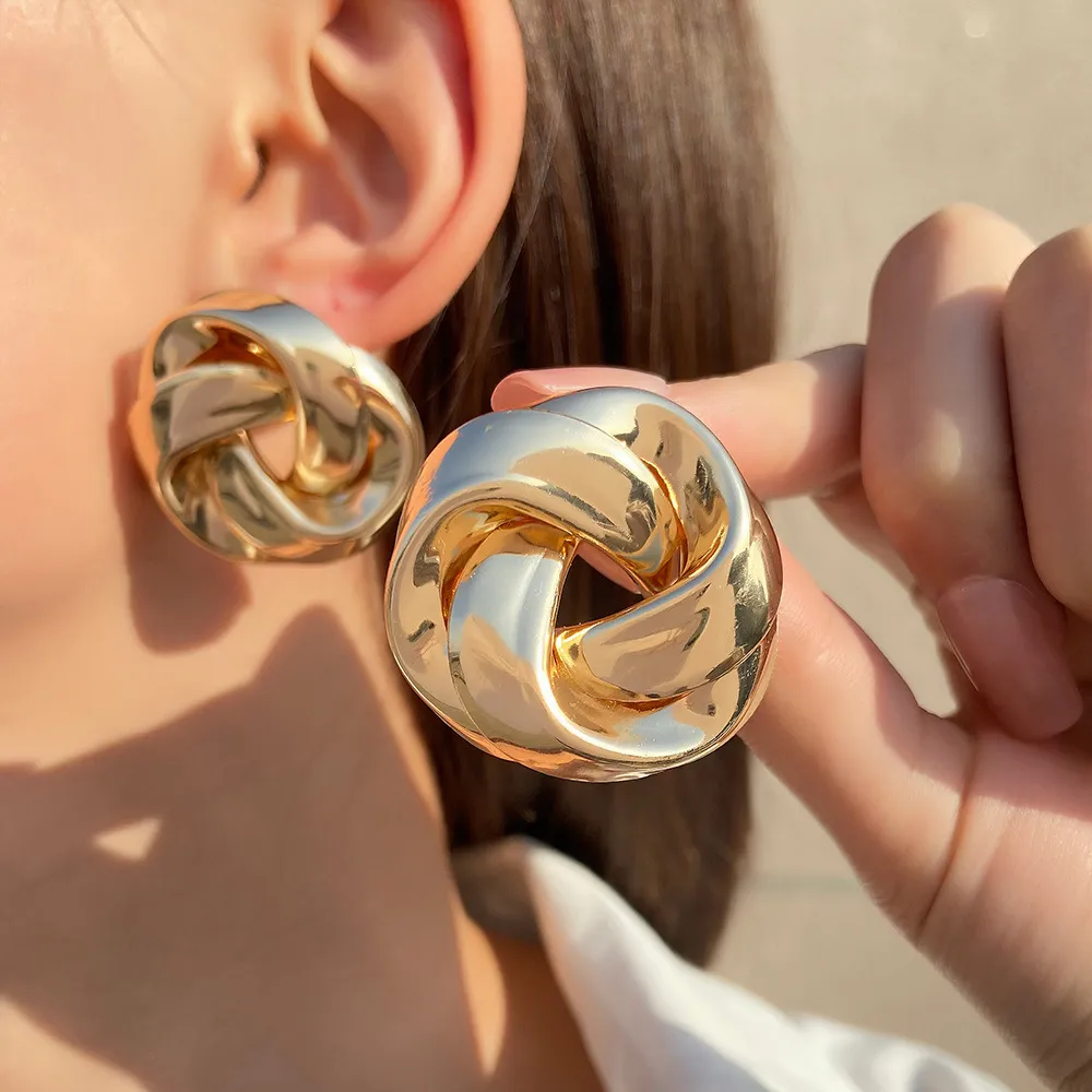 Boucles d'oreilles élégantes avec un nœud doré