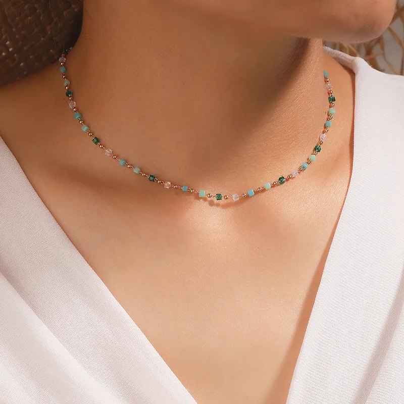 Collier de galets dorés multicolores