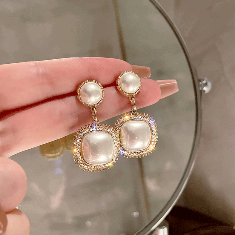 Boucles d'oreilles carrées en perles brillantes et élégantes