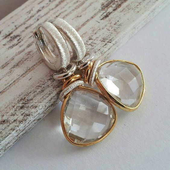 Boucles d'oreilles en verre blanc vintage avec dorure
