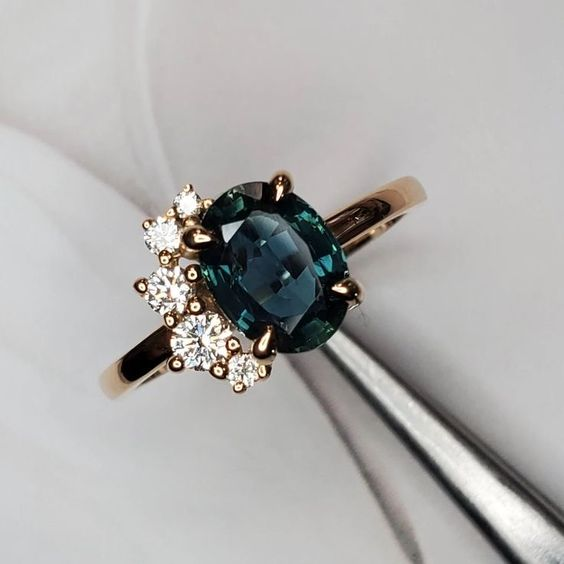 Bague vintage avec cristal bleu et zircon