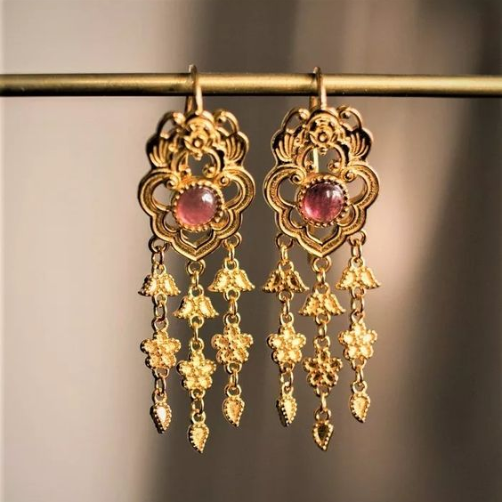 Boucles d'oreilles vintage avec pendentif en or et pierre rouge