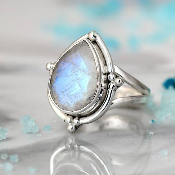 Bague en Opale Blanche Vintage en Forme de Goutte