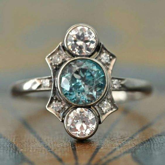 Bague avec des cristaux bleus et blancs en argent vintage