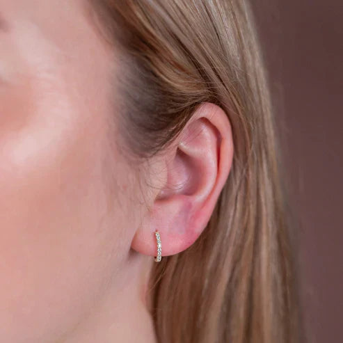 Boucles d'oreilles Huggie en Moissanite