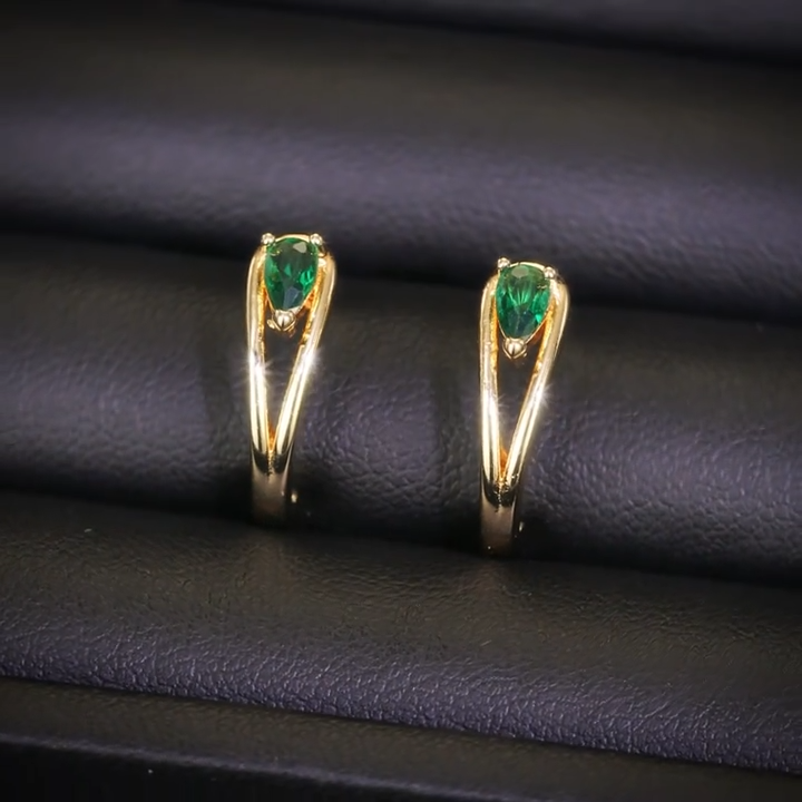 Boucles d'oreilles créoles en or avec accents en émeraude
