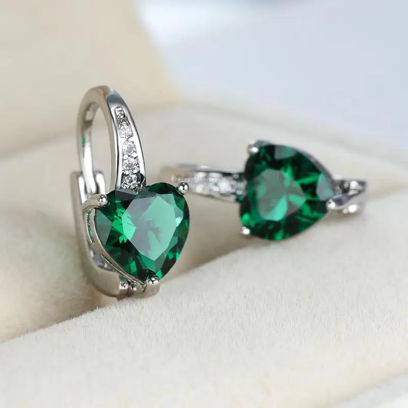 Boucles d'oreilles créoles en argent et émeraudes en forme de cœur