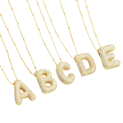 Collier avec initiale en lettres bulle