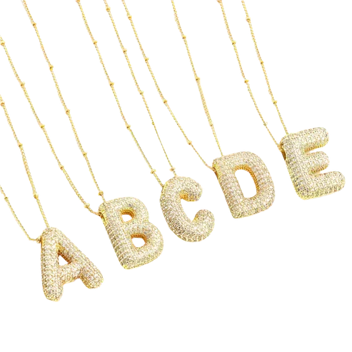Collier avec initiale en lettres bulle