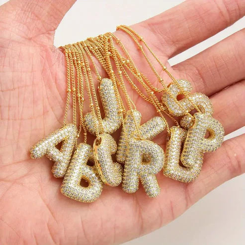 Collier avec initiale en lettres bulle