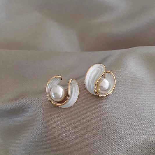 Boucles d'oreilles luxueuses avec opale blanche et perle en or