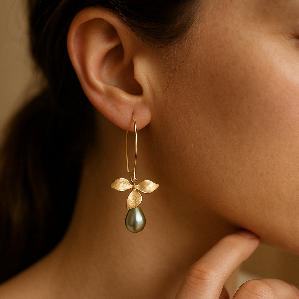 Erzulie | Boucles d'Oreilles avec Feuille Dorée