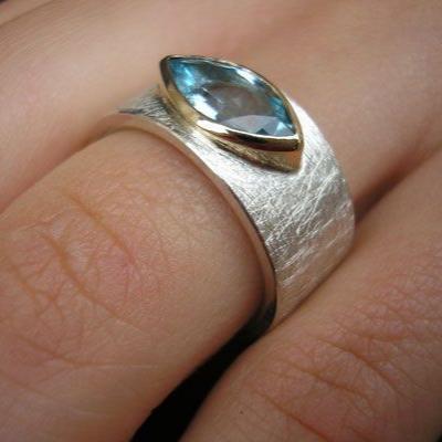 Bague à goutte avec incrustations de cristal bleu