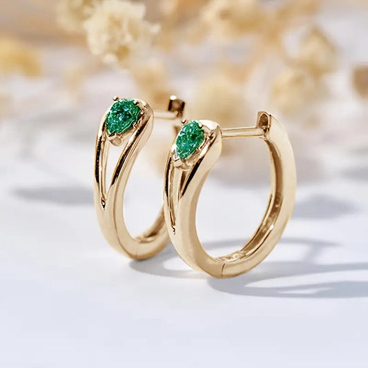 Boucles d'oreilles créoles en or avec accents en émeraude