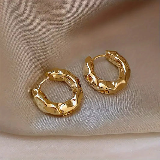 Boucles d'oreilles en or avec un effet froissé