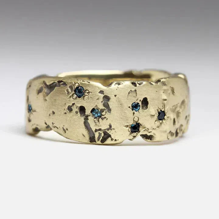 Bague Forgée Vintage en Or avec Incrustation de Cristal Bleu