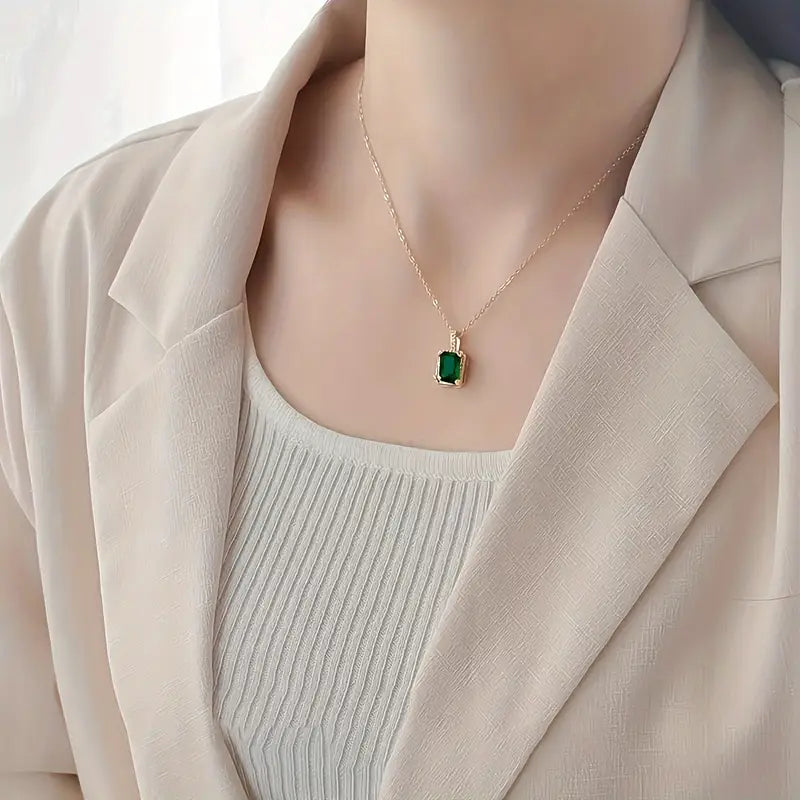 Collier Halo Rectangulaire en Émeraude Dorée