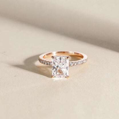 Bague en Argent Élégante avec Pierre Scintillante – Design Intemporel