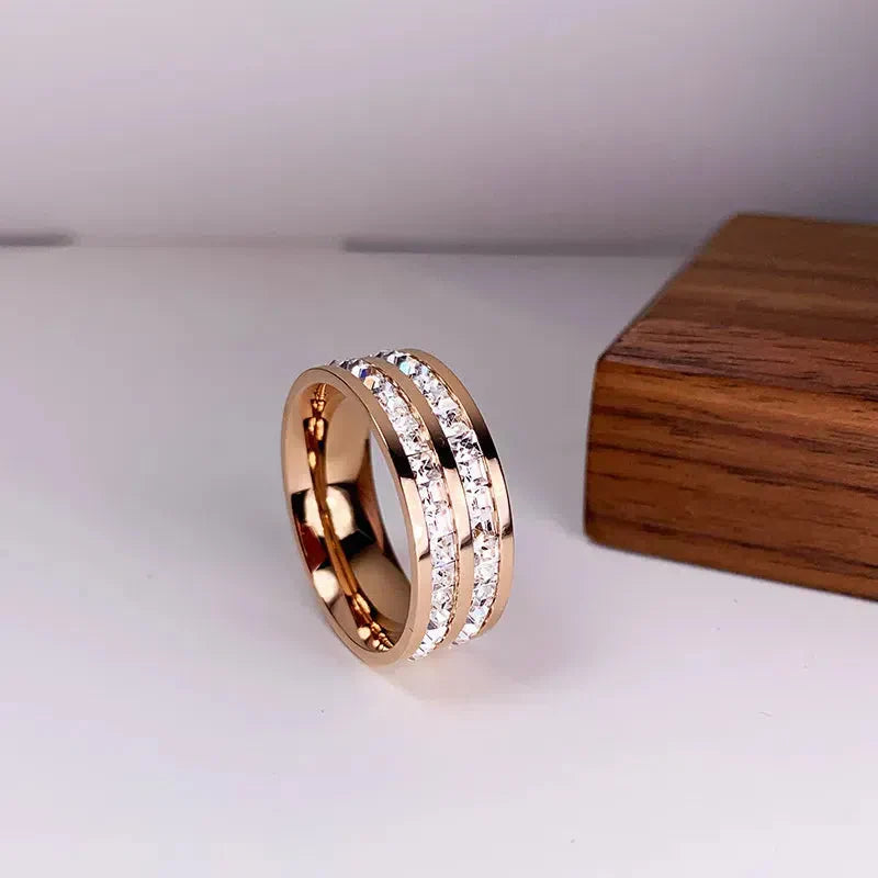 Bague élégante avec double incrustation de zircon