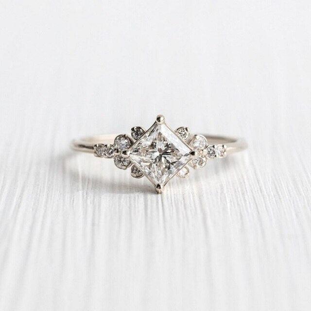 Bague luxueuse en zircon cubique en or et en argent