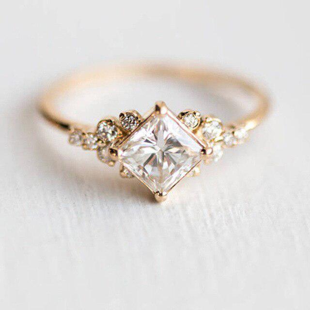 Bague luxueuse en zircon cubique en or et en argent