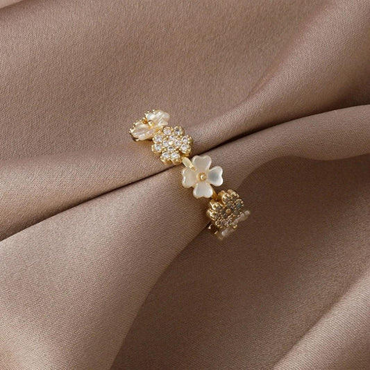 Bague en or ajustable avec fleurs blanches et zirconium