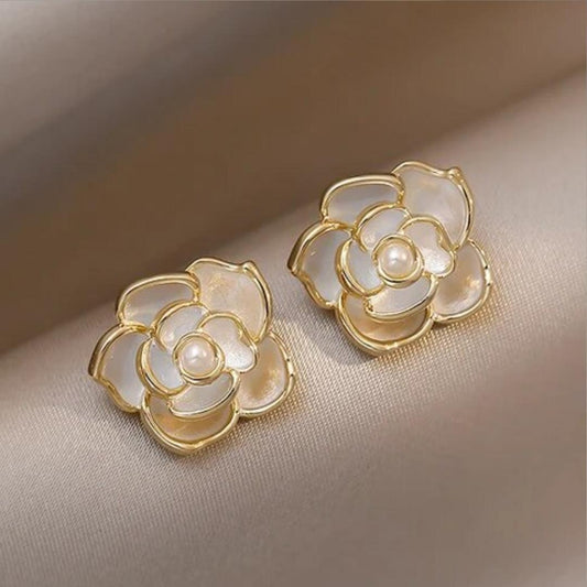 Boucles d'oreilles élégantes en fleurs blanches avec perles