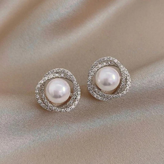 Boucles d'oreilles spirales brillantes avec des perles élégantes