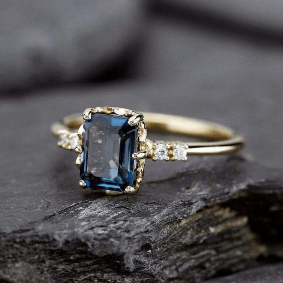 Bague en Or avec Cristal Bleu Vintage