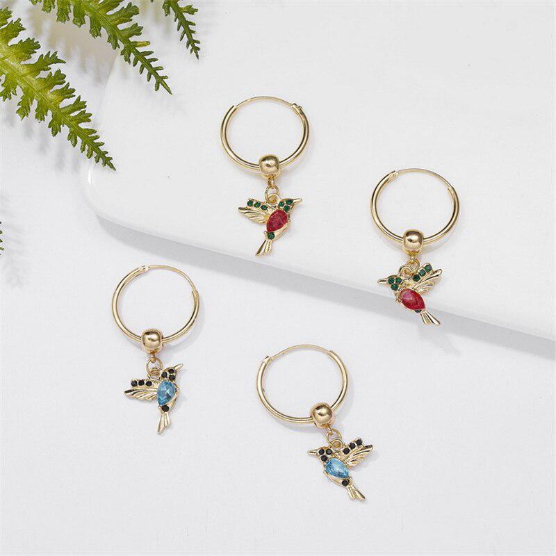Boucles d'oreilles en édition limitée avec colibri volant et incrustation de zircon