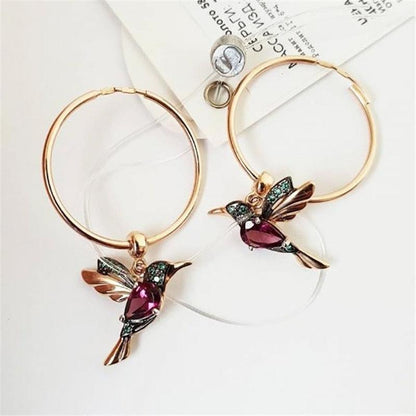 Boucles d'oreilles en édition limitée avec colibri volant et incrustation de zircon