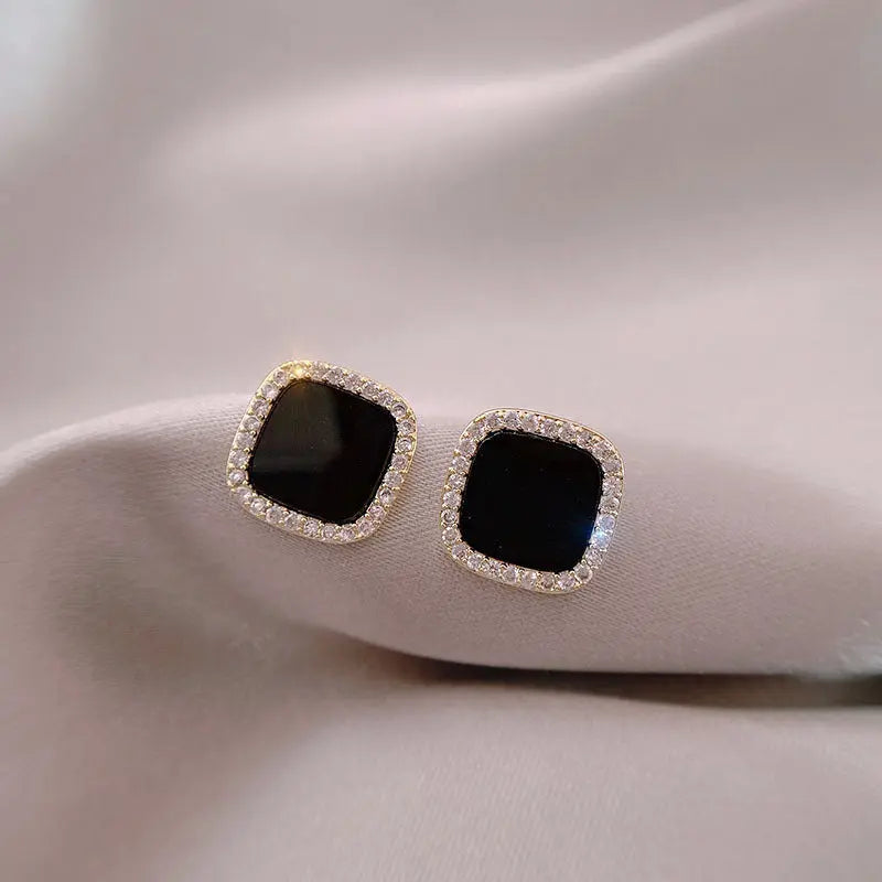 Boucles d'oreilles en onyx intemporelles avec diamants