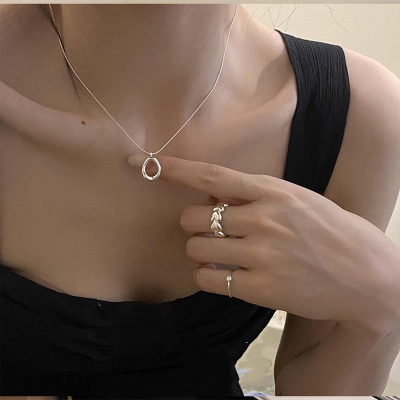 Collier en goutte élégante avec une touche minimaliste
